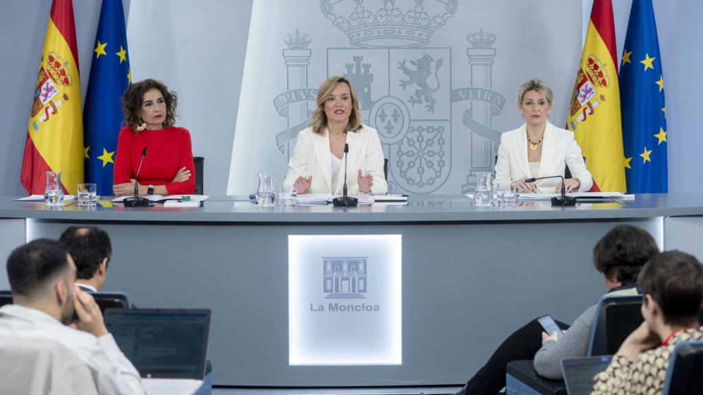 La vicepresidenta primera y ministra de Hacienda, María Jesús Montero; la ministra Portavoz, Pilar Alegría, y la vicepresidenta segunda y ministra de Trabajo y Economía Social, Yolanda Díaz.