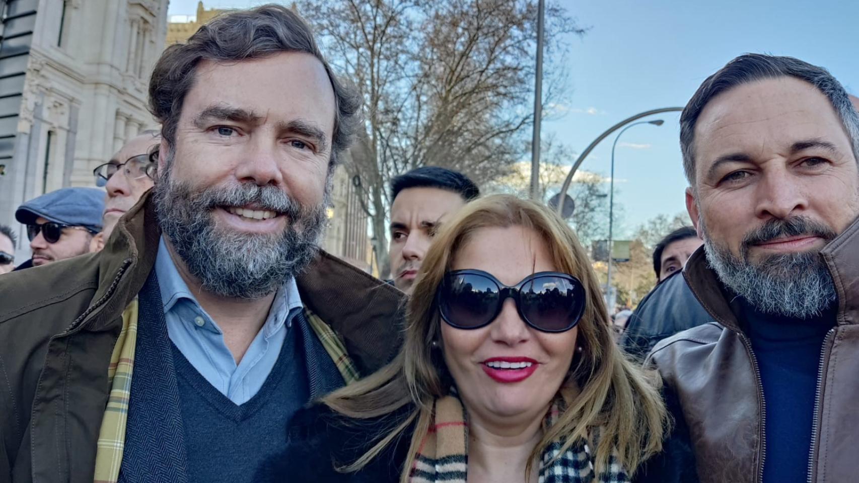 Imagen de Lola Guzmán, junto con Espinosa de los Monteros y Santiago Abascal.