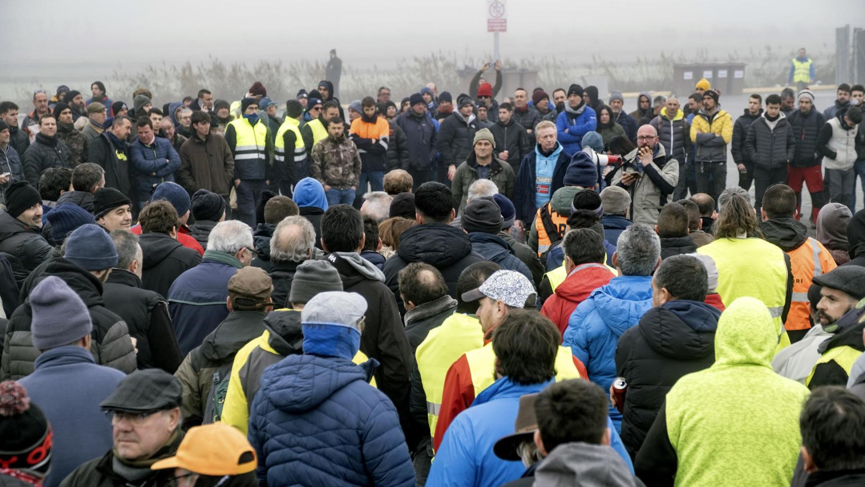 Decenas de agricultores se concentran en la autovía A-2 a la altura de Mollerusa (Lleida).