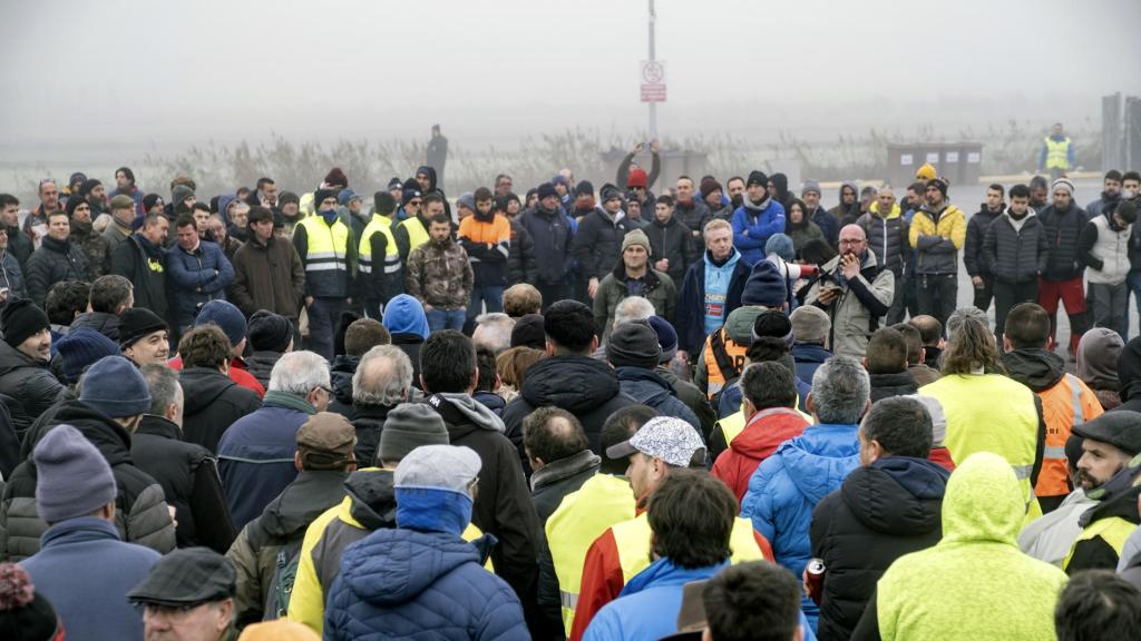 Decenas de agricultores se concentran en la autovía A-2 a la altura de Mollerusa (Lleida).