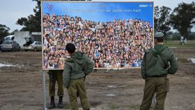 Varios soldados visitan el lugar del festival Nova, donde Hamás secuestró a decenas de personas, este martes.