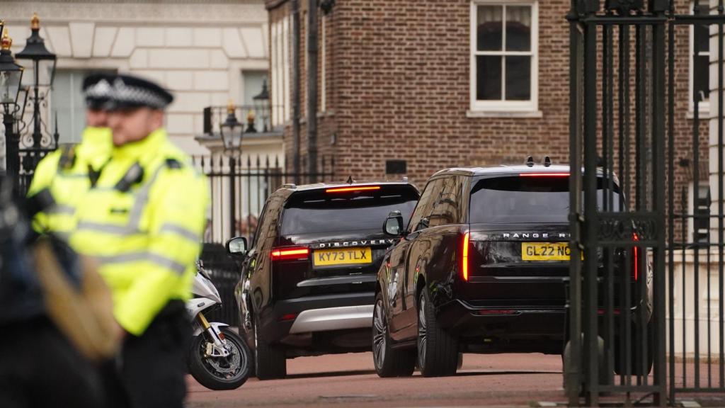 El príncipe Harry llega a Clarence House en la tarde de este martes, 6 de febrero.