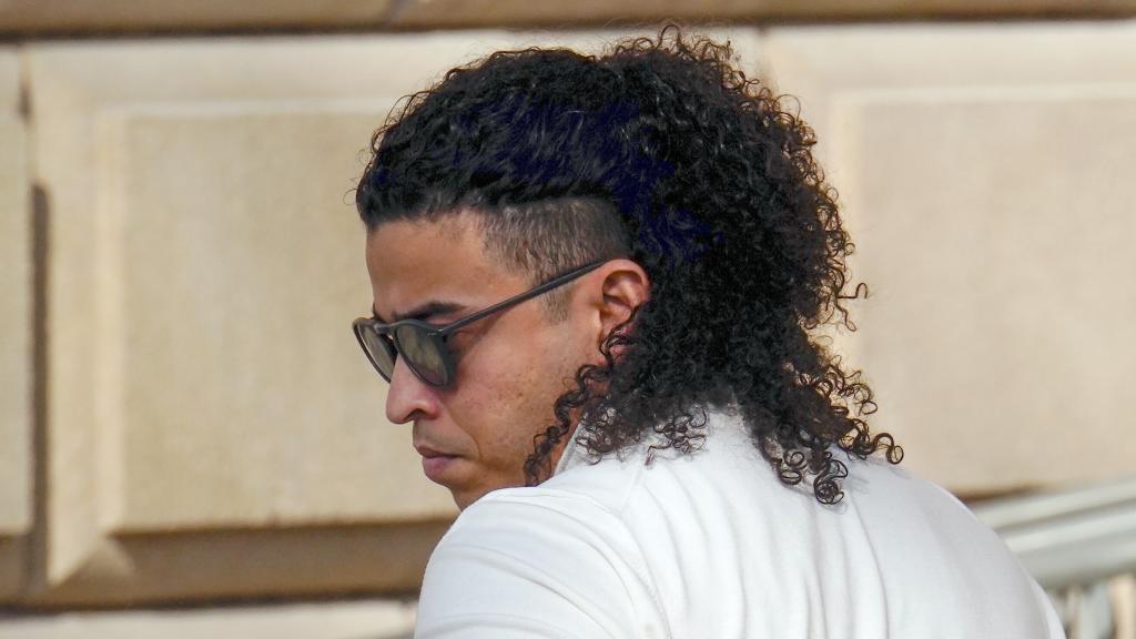 Bruno Brasil, amigo de Dani Alves, antes de entrar a la Audiencia Nacional de Barcelona para declarar.