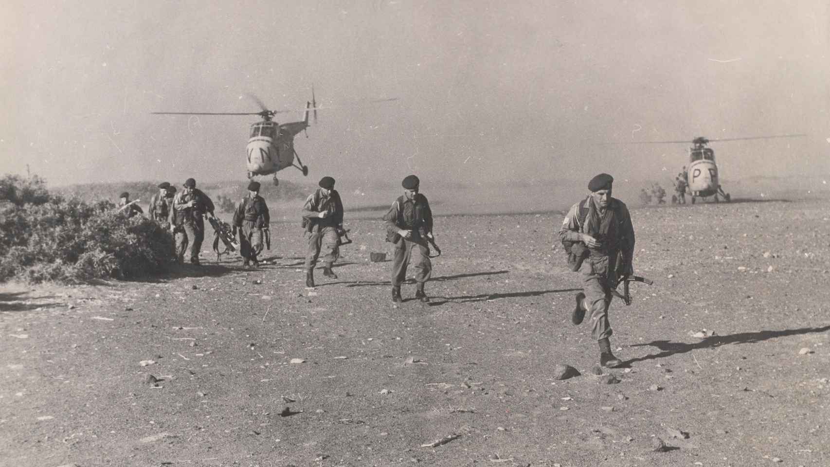 Soldados británicos descendiendo de helicópteros en la provincia de Radfan. 1964