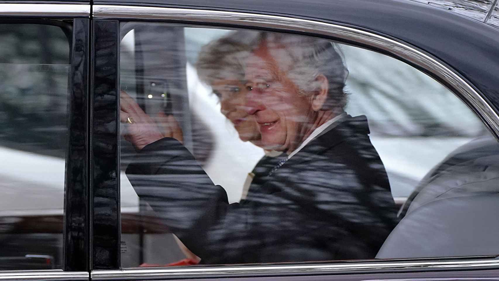 Los reyes Carlos y Camila del Reino Unido a la salida de Clarence House.