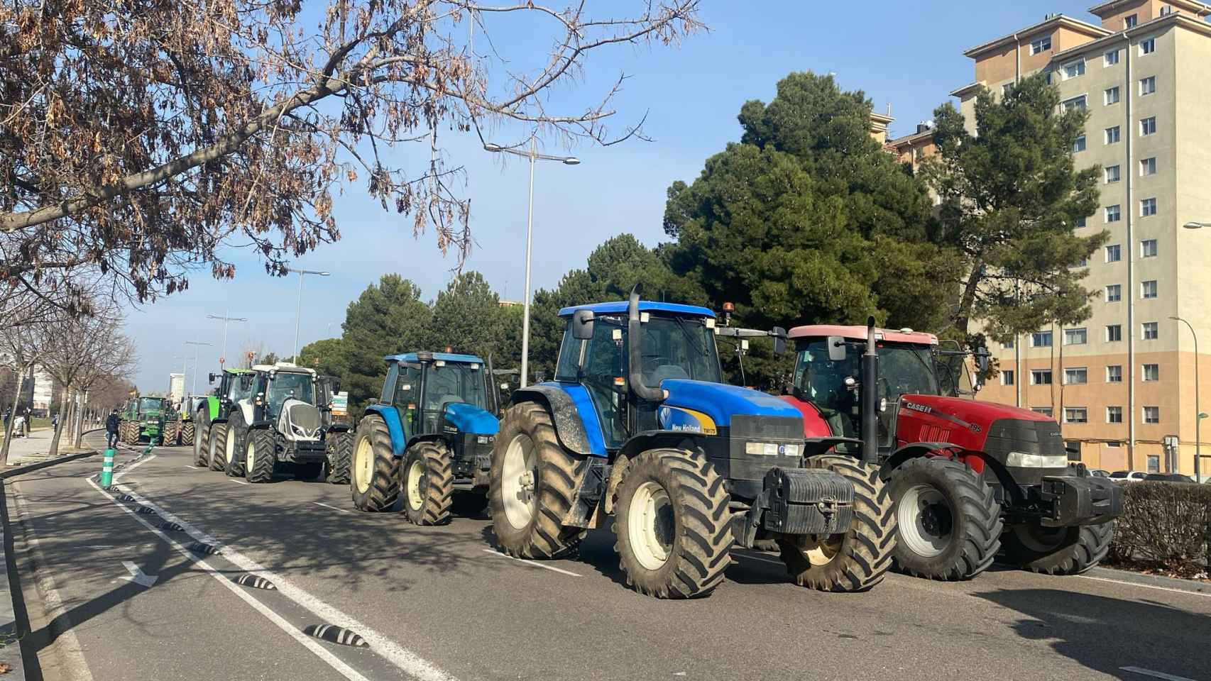Los tractoristas se manifiestan y cortan la Avenida Salamanca