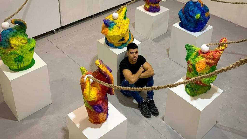 Lestrobense junto a su instalación escultórica 'Muinheira de Chantada'