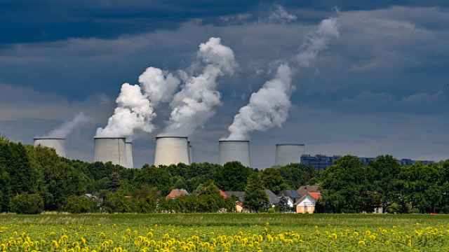 El vapor sale de las torres de refrigeración de una central eléctrica en Brandenburgo.