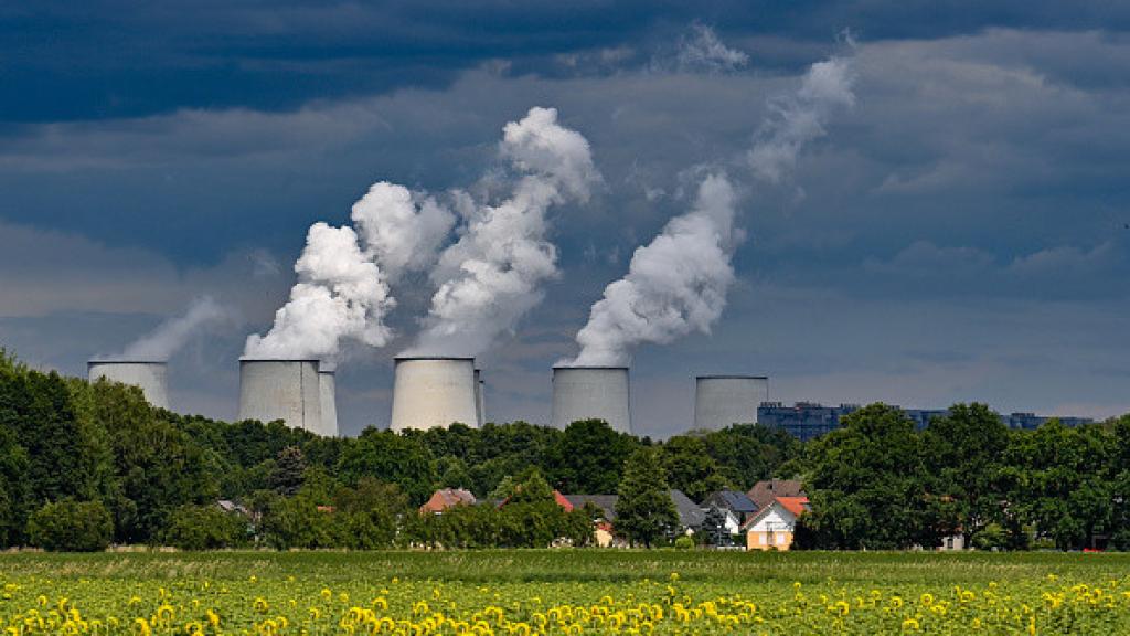 El vapor sale de las torres de refrigeración de una central eléctrica en Brandenburgo.