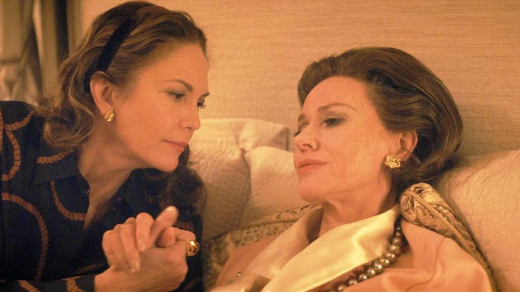 Diane Lane y Naomi Watts en un fotograma de la serie.