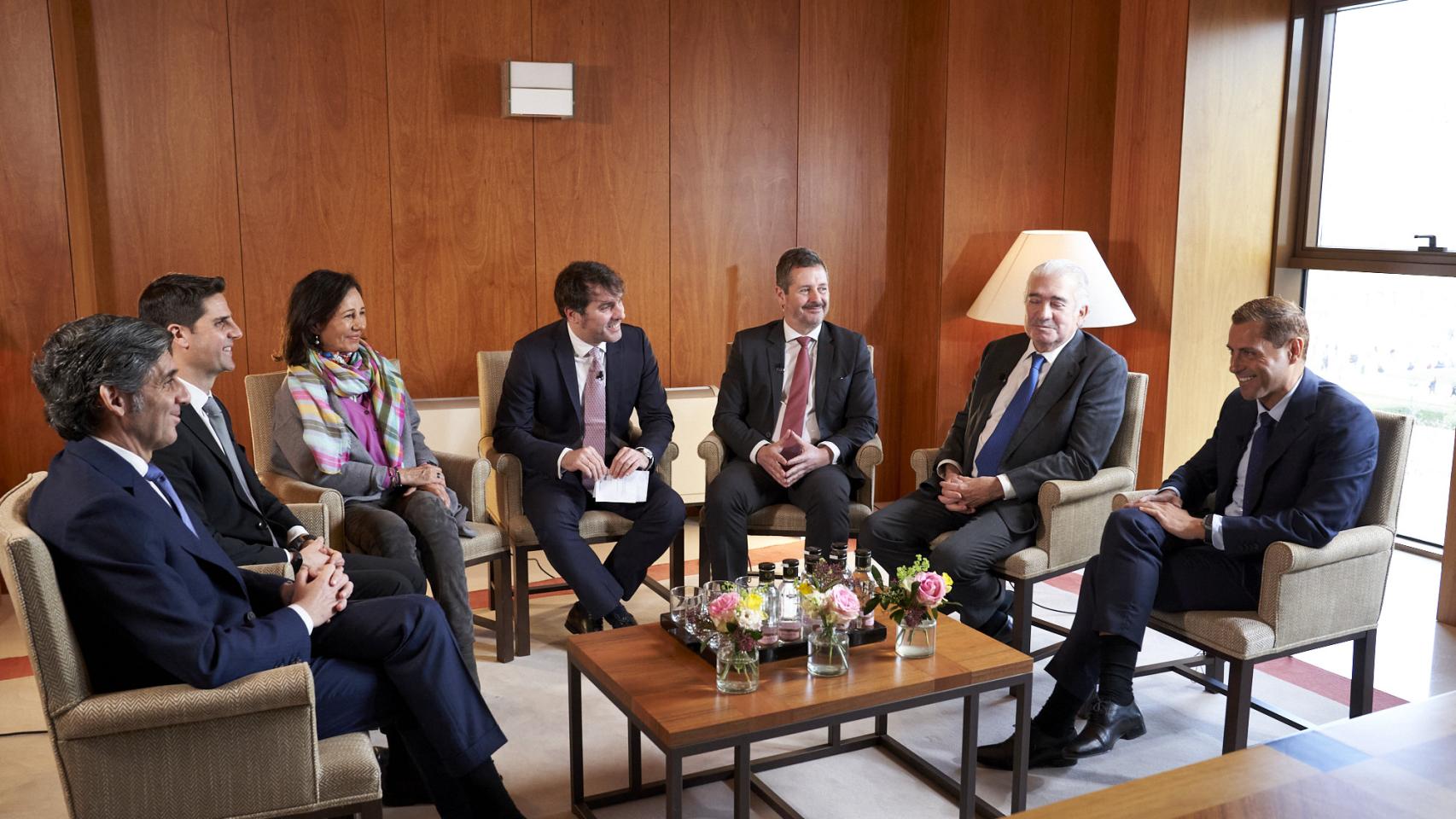 De izquierda a derecha: J. M. Álvarez-Pallete (Telefónica), Emilio Viciana (consejero de Educación de la CAM), Ana Botín (Banco Santander), Rafa Latorre, Mariano de Paco Serrano (consejero de Cultura de la CAM), José Bogas (Endesa) y Pablo Fernández (Clidrive).