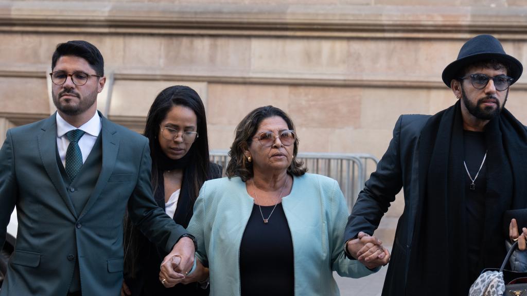 La madre de Dani Alves, Lucía Alves sale junto a dos de los hermanos del futbolista y su abogada de la Audiencia de Barcelona.