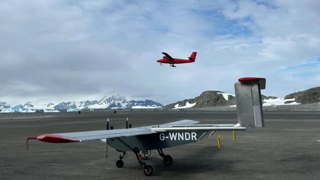 Windracer Ultra en primer plano y el Twin Otter despegando de fondo