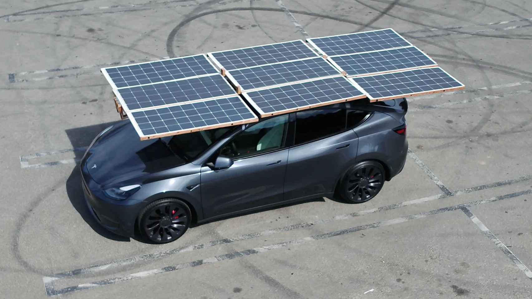 Tesla Model Y con los paneles solares equipados.