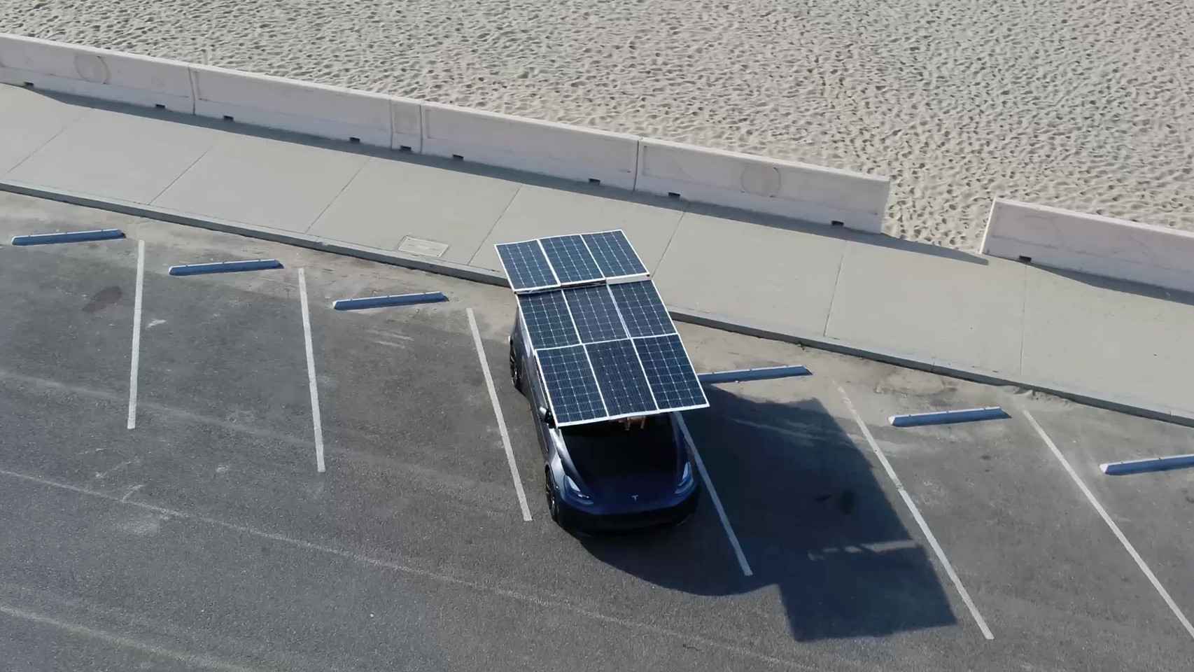 Tesla Model Y con los paneles solares.