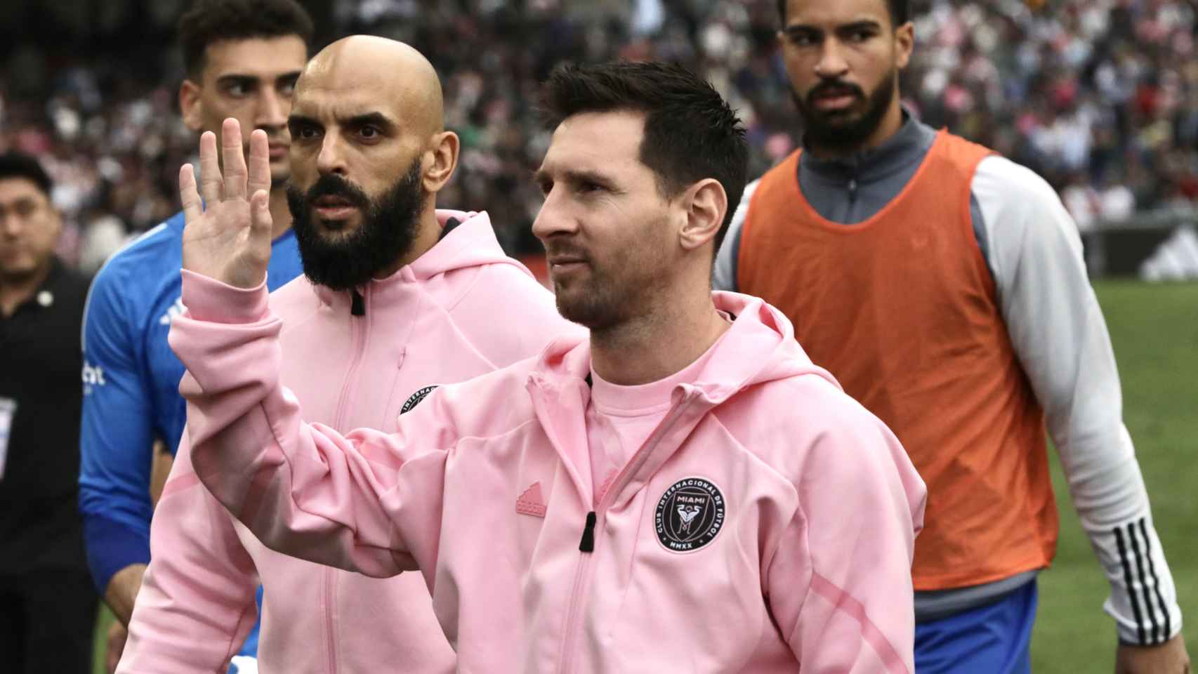 Messi saluda a los aficionados en Hong Kong antes del amistoso que no disputó.