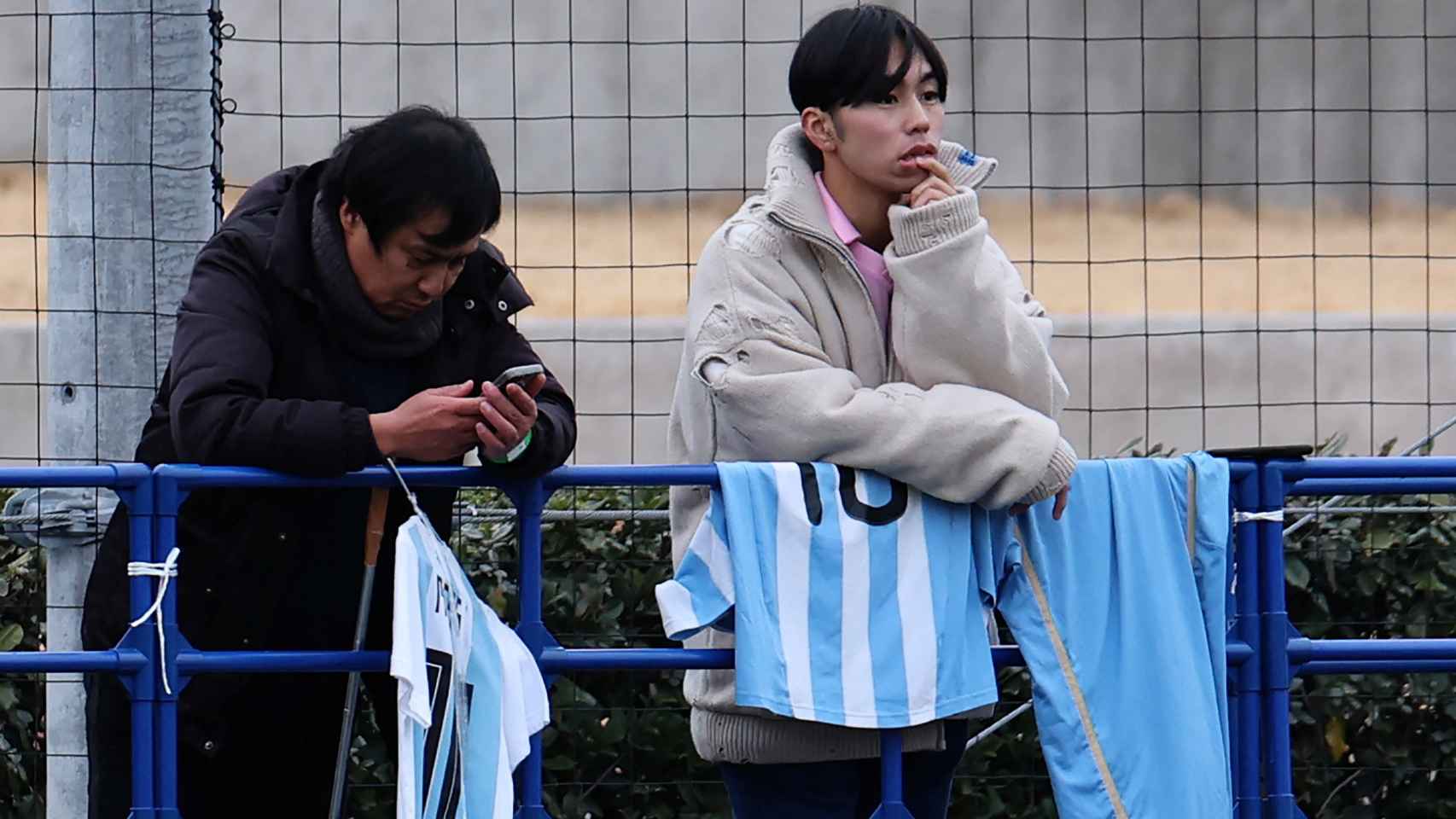 Fans asiáticos esperan a Leo Messi a la salida de un entrenamiento.