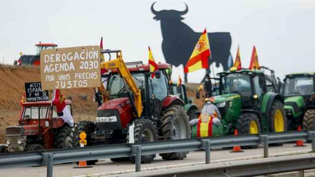 Vista de la concentración de tractores en la A4 a la altura de Madridejos (Toledo) este martes.