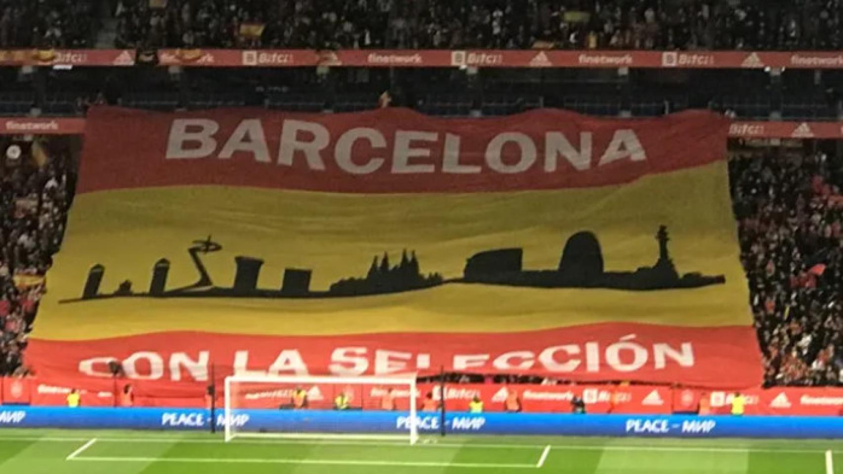 Lona colocada por Barcelona con la Selección durante el partido del combinado nacional contra Albania, celebrado en la Ciudad Condal en 2022.