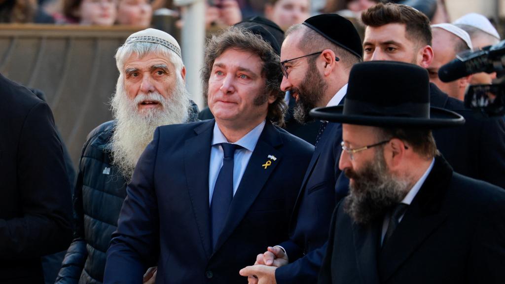 Milei visita la Ciudad Vieja de Jerusalén acompañado de un grupo de rabinos y religiosos.