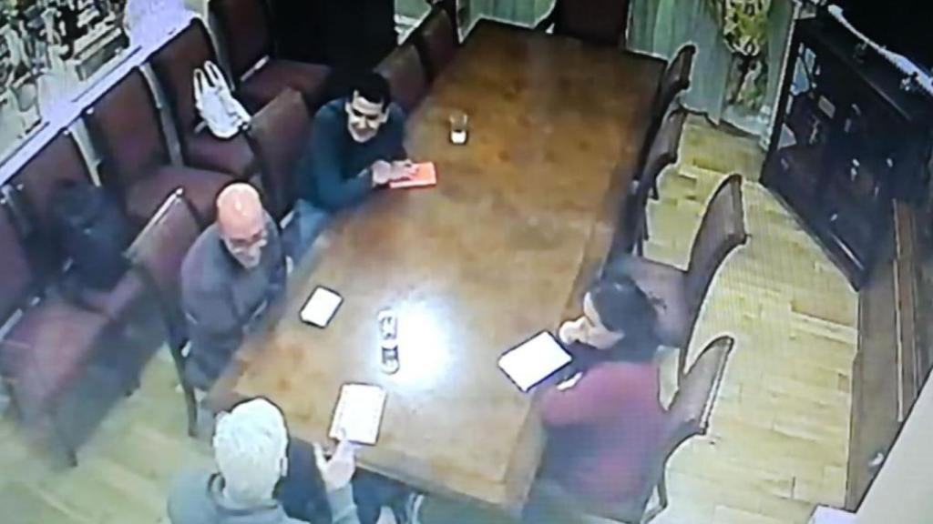 Oriol Soler, junto con Julian Assange, en la reunión mantenida en la Embajada de Ecuador en Londres.