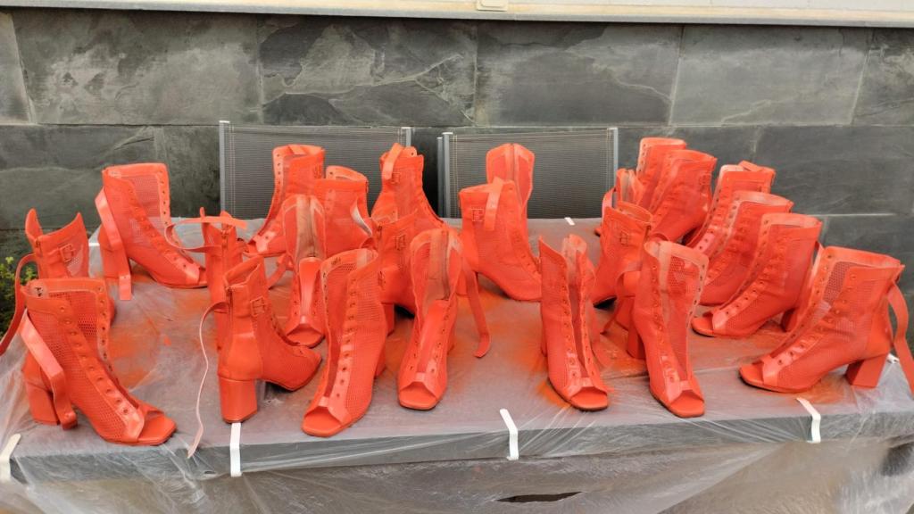 Los componentes de la comparsa han ciudad hasta el más mínimo detalle, como el tinte de sus propios zapatos.