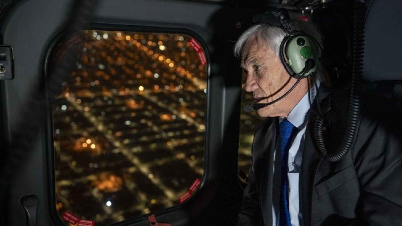 El expresidente Sebastián Piñera durante uno de sus viajes en helicóptero.
