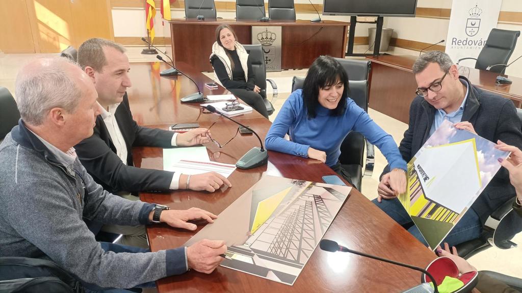 El diputado de infraestructuras, Antonio Bernabéu, junto con la alcaldesa de Redován, Nely Ruiz.