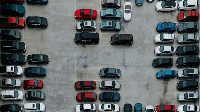 Varios coches aparcados en un estacionamiento público, en una imagen de archivo.