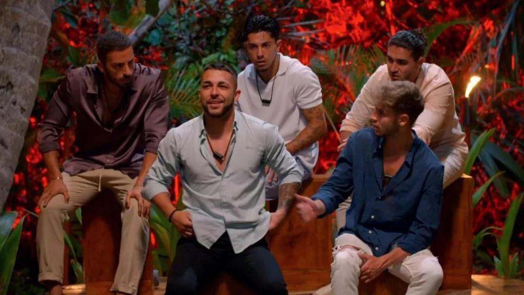 Los chicos de 'La isla de las tentaciones', en una de las hogueras.