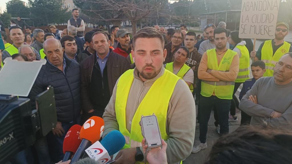 Carlos Duque, agricultor de Castroverde de Cerrato, leyendo el manifiesto