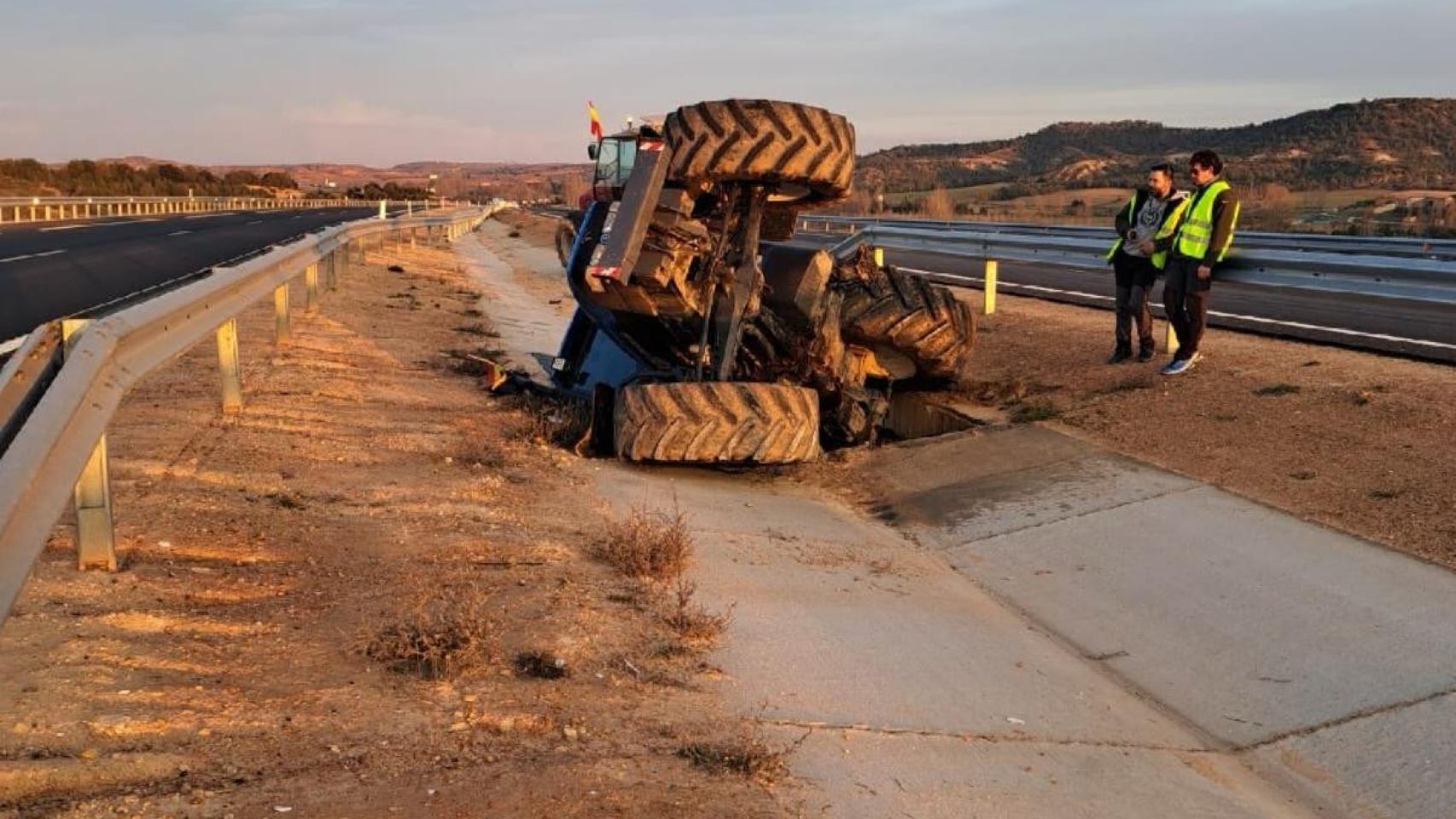 El tractor que ha volcado en la A-11