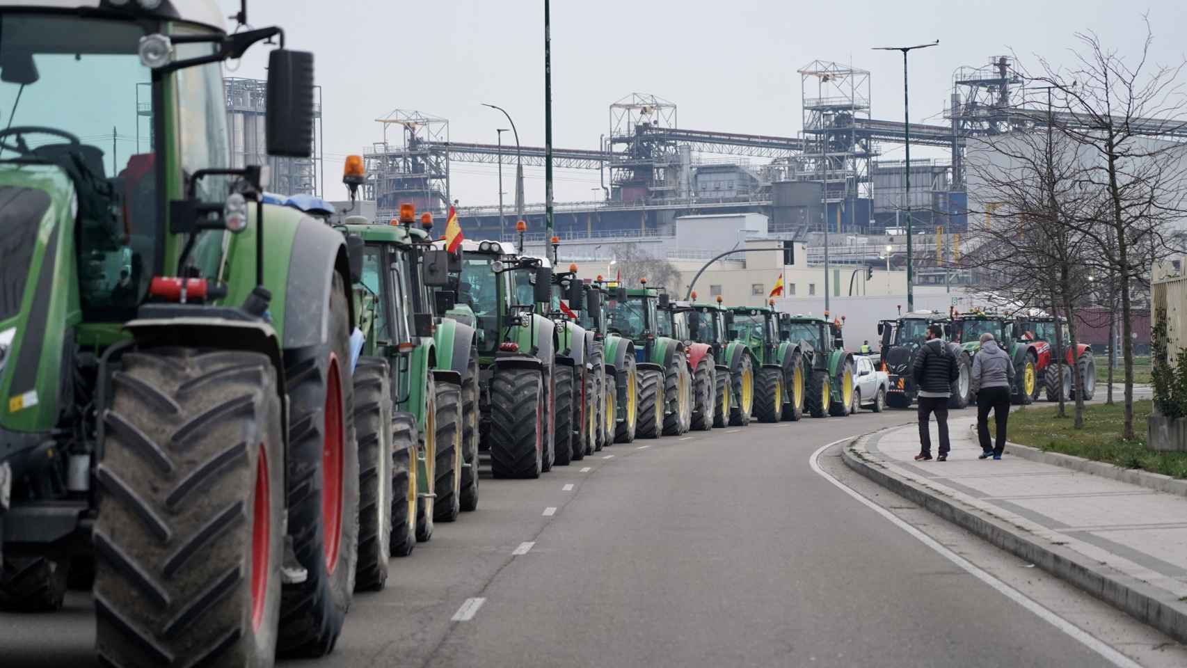 Los tractores bloquean los accesos a Mercaolid