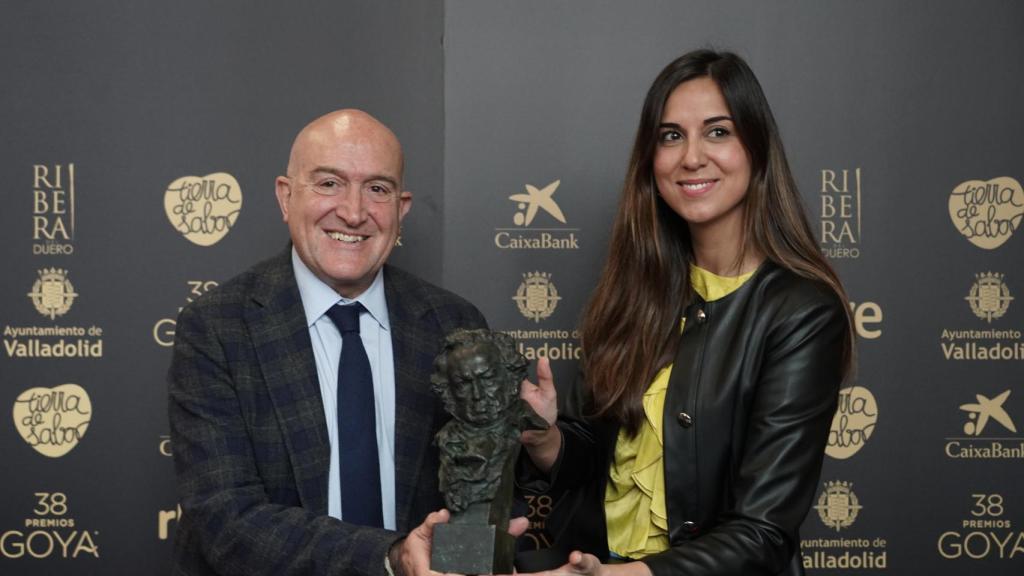 Jesús Julio Carnero junto a Blanca Jiménez con la estatuílla de los Goya