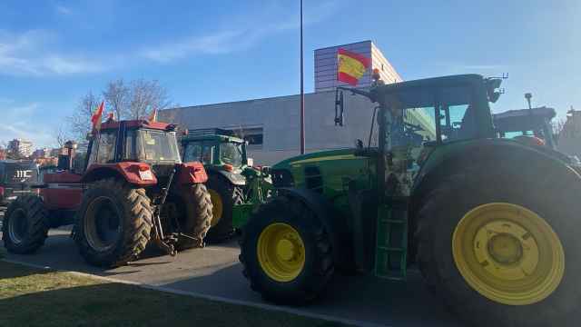 Los tractores en uno de los accesos a las Cortes de Castilla y León