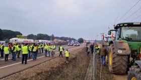 Los agricultores cortan la A-62, entre Tordesillas y Villamarciel (Valladolid)