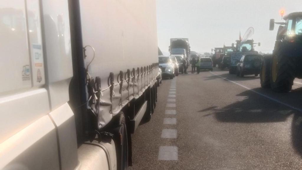 Tractores colapsando la N-122