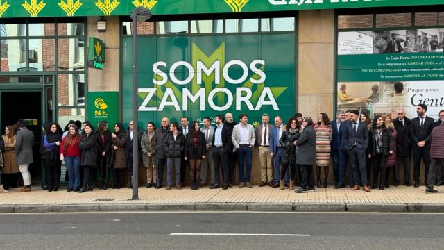 Empleados de Caja Rural de Zamora a las puertas de su oficina principal en solidaridad con los agricultores