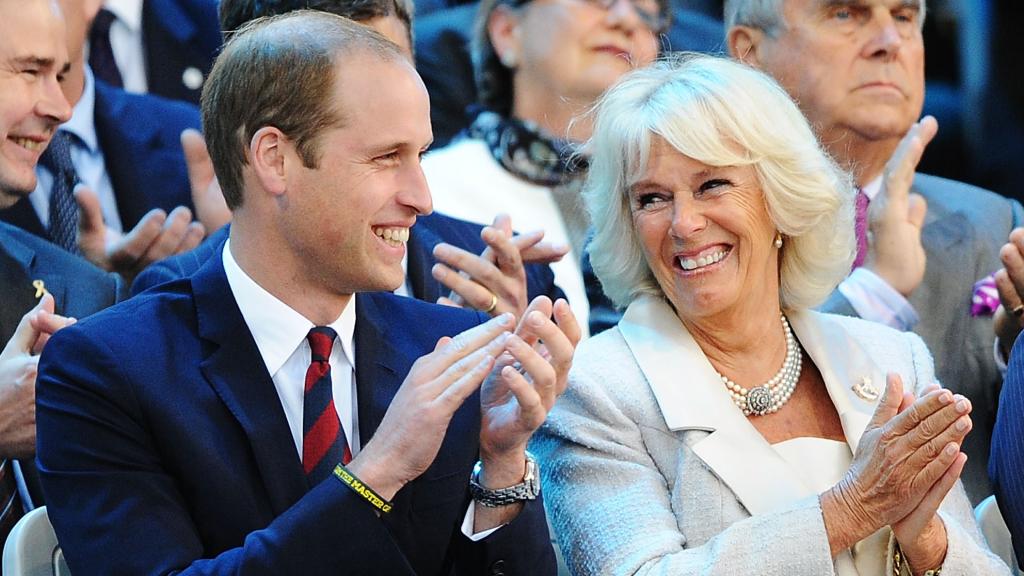 El príncipe Guillermo y la reina Camila en una imagen de archivo de 2014.