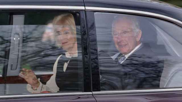 Los reyes Carlos III y Camila del Reino Unido saludan a la salida de Clarence House.
