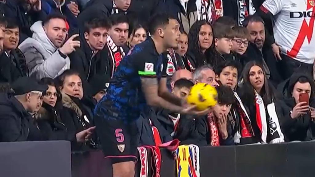 Lucas Ocampos, en el momento en el que un aficionado le mete un dedo por el trasero.