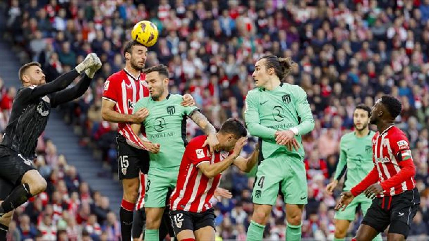 Íñigo Lekue intenta remata un balón ante Oblak y la defensa del Atlético de Madrid