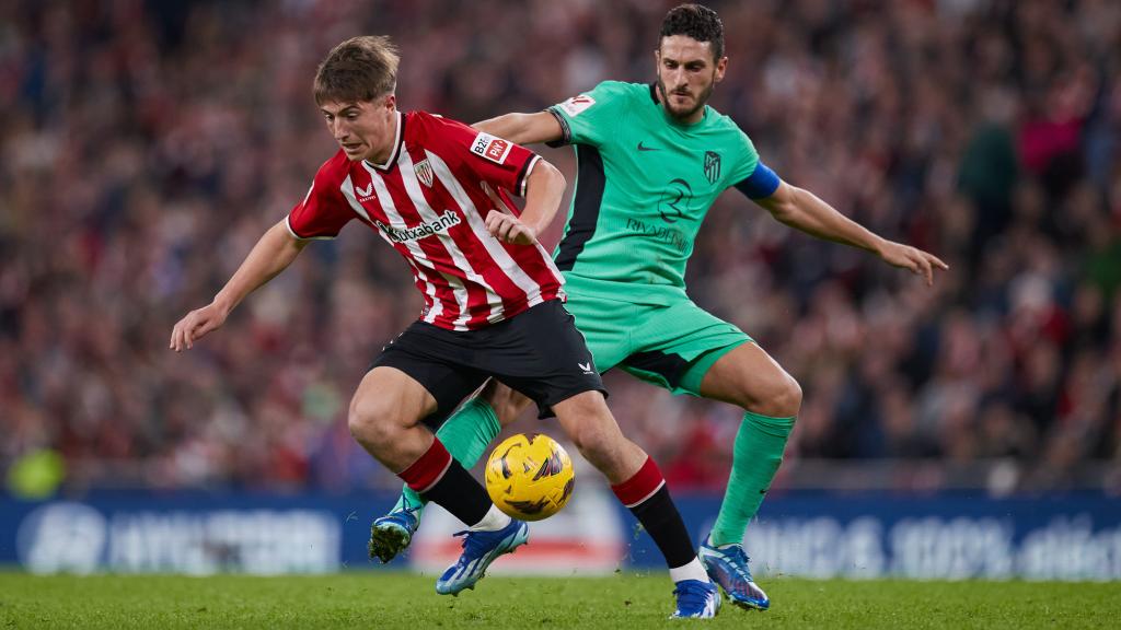 Jaureguizar y Koke pelean por la posesión de un balón