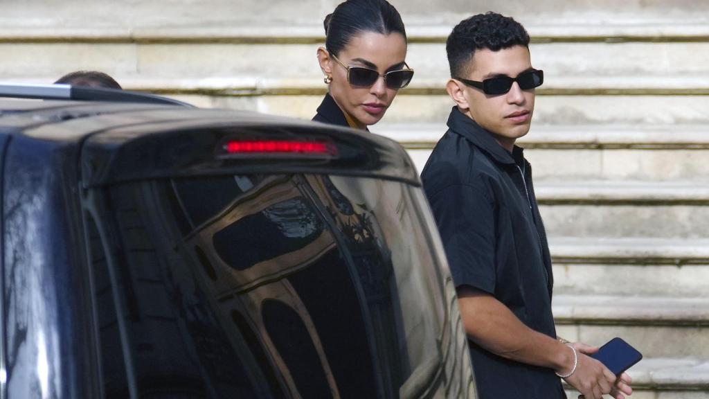 La mujer de Dani Alves, Joana Sanz, a su llegada esta tarde a la Audiencia de Barcelona donde el juicio al ex jugador del FC Barcelona Dani Alves