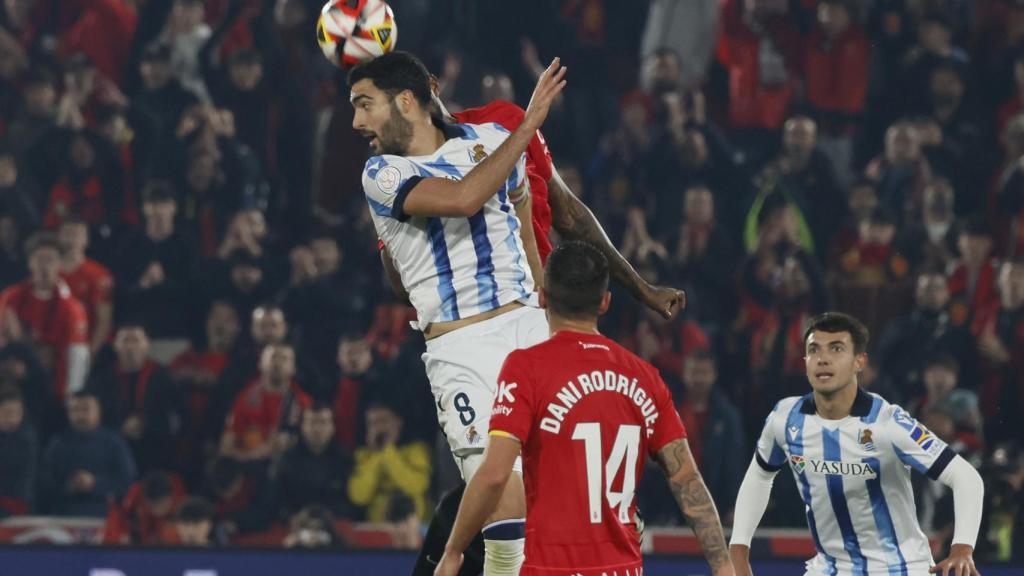 Mikel Merino disputa un balón aéreo con un jugador del Mallorca