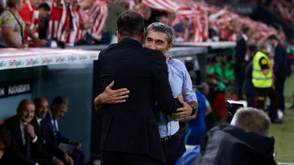 Simeone y Ernesto Valverde se abrazan antes de un Athletic - Atlético de Madrid en San Mamés