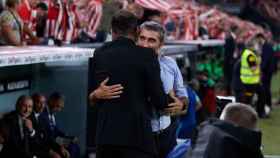 Simeone y Ernesto Valverde se abrazan antes de un Athletic - Atlético de Madrid en San Mamés