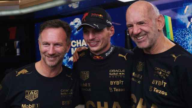 Christian Horner y Adrian Newey, junto a Max Verstappen tras ganar el Mundial de Fórmula 1 de 2022