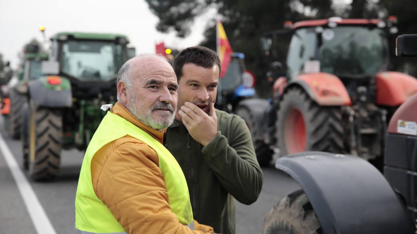 Dos agricultores, durante la tractorada de este martes en Toledo.