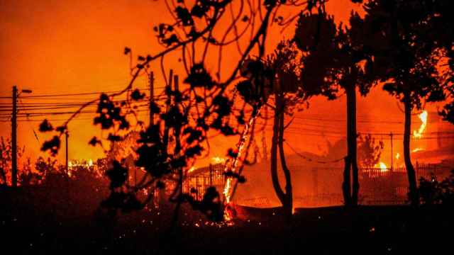 Las llamas del fuego y el humo se ven mientras las casas se queman después de un gran incendio en Viña del Mar, 2 de febrero de 2024.